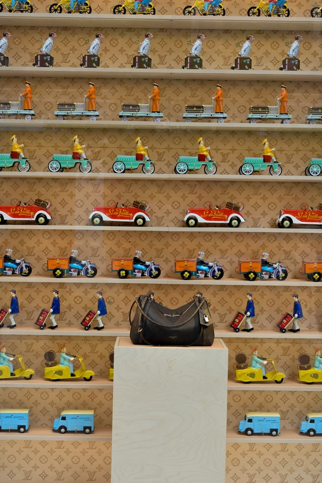 International luxury resale support